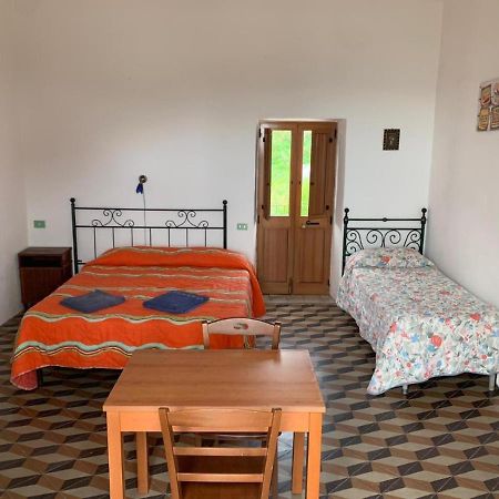 Case La Pergola Стромболи Екстериор снимка